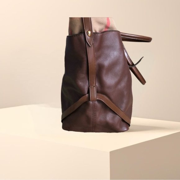 Burberry Women’s Brown Leather Tote Handbag Purse Made in Italy 100% Authentic - Picture 5 of 10